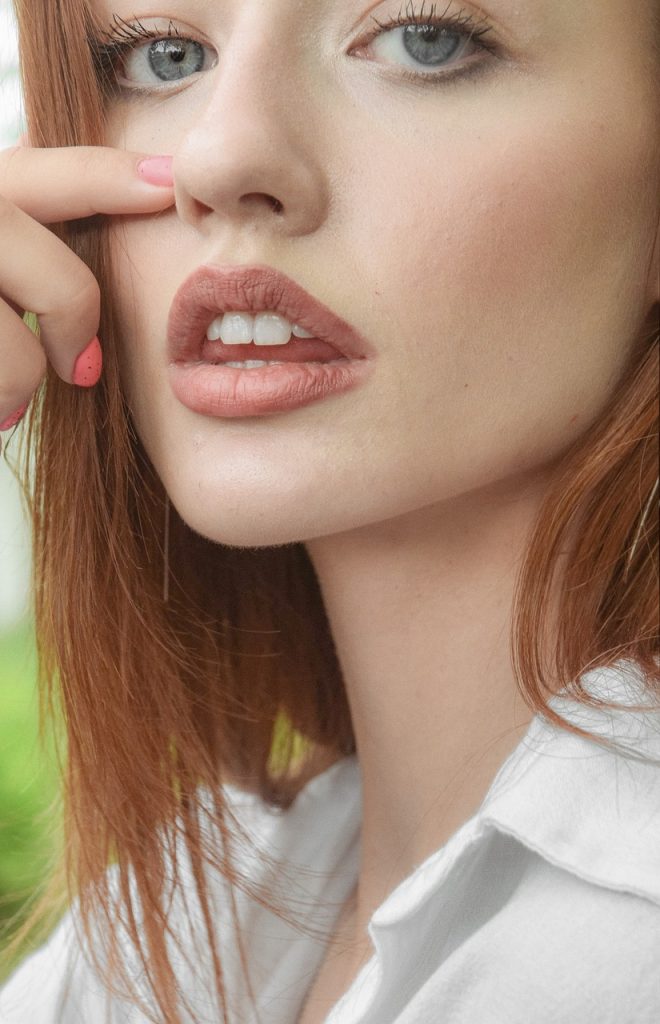 kobieta usta w naturalnym kolorze