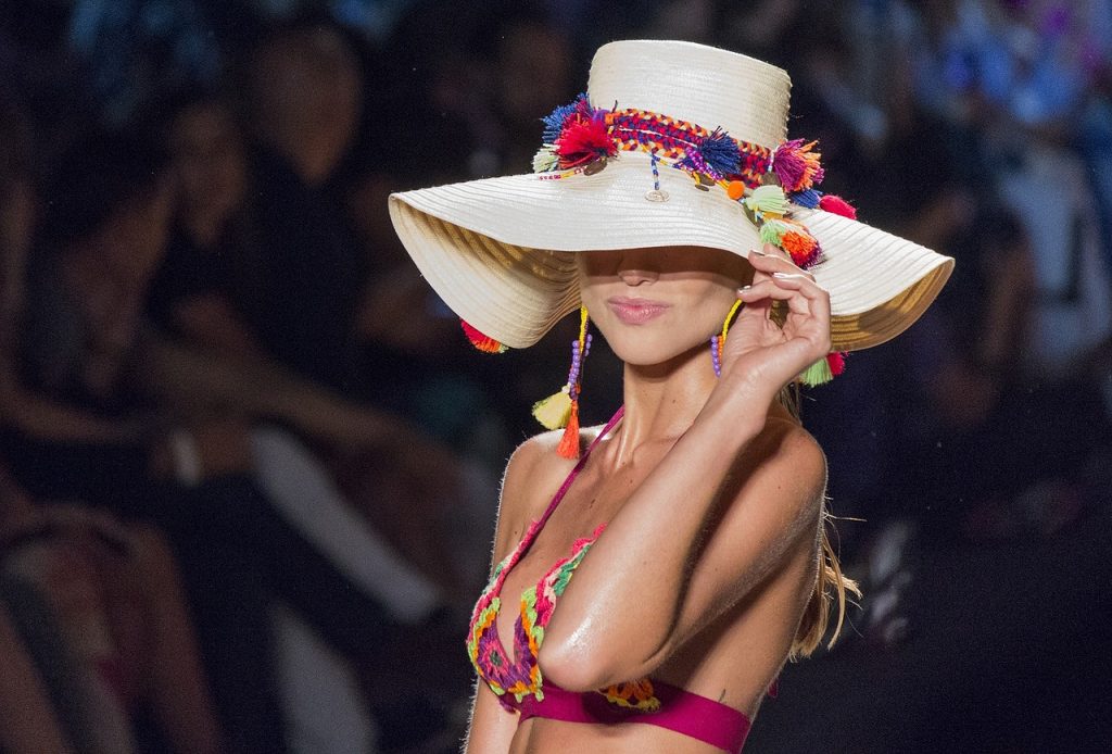 modelka w kapeluszu i stroju kąpielowym w stylu coconout girl
