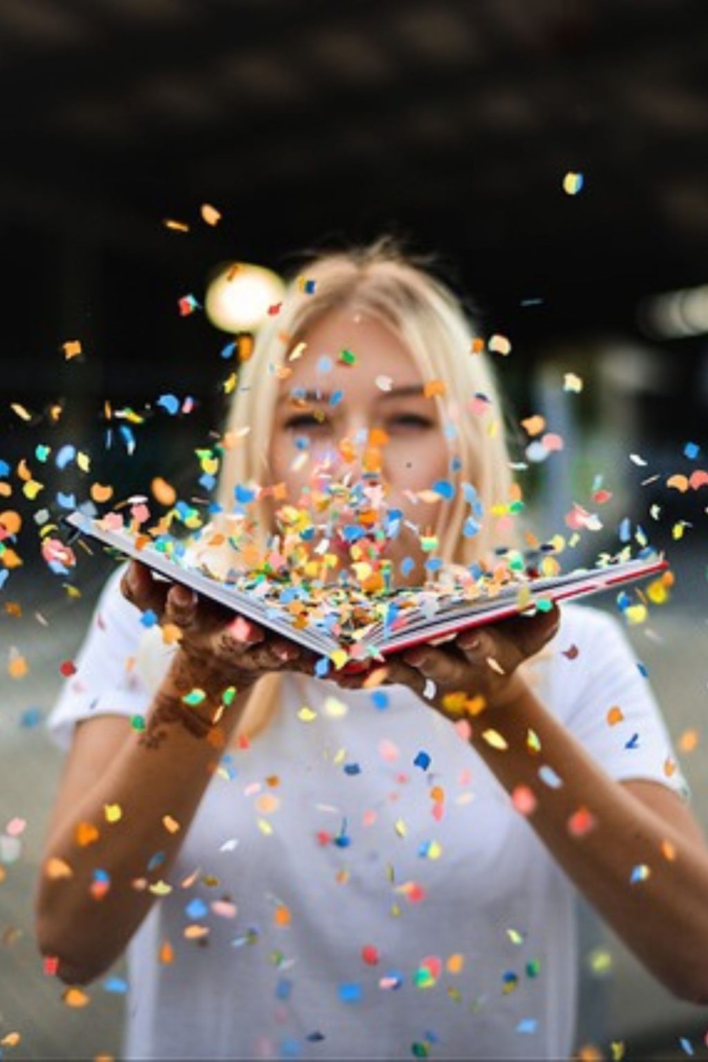 kobieta z książką i confetti