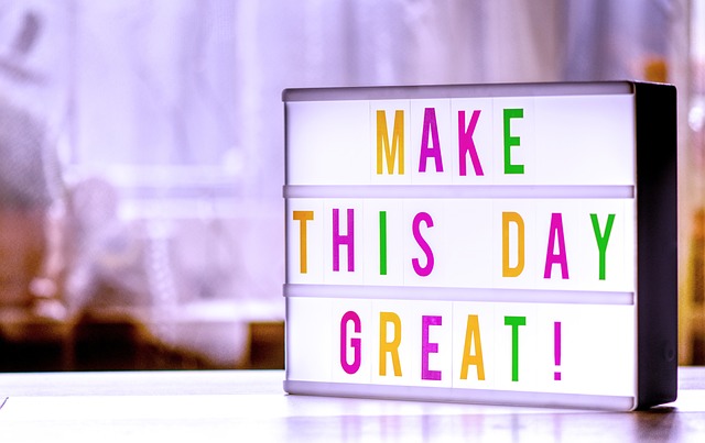 tablica z napisem MAKE THIS DAY GREAT!