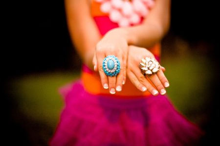 kobiece dłonie french nails duże pierścionki