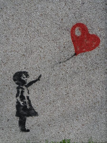 mural dziewczynka puszczająca balon serce